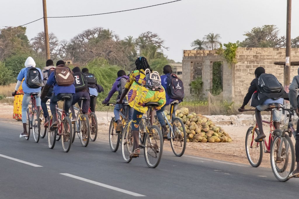 Bicicletas por la carretera en Senegal